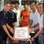 ロビーナ高校での１０周年歓迎パーティーで手作りケーキが用意されていた